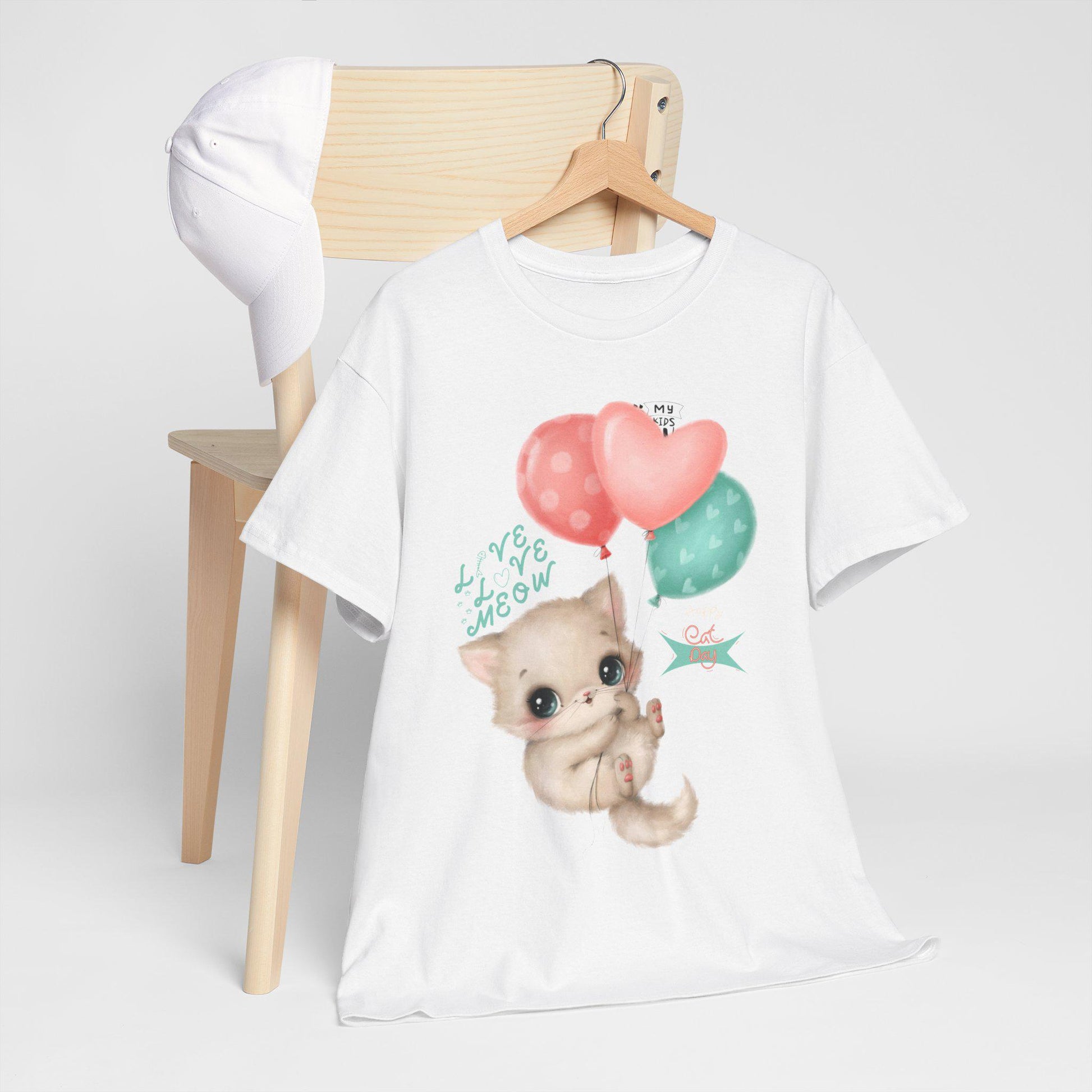 T-shirt Adorable Cat Lover Tee Cute Kitten with Balloons Design, Perfect for Cat Enthusiasts, Birthday, Gifts, Animal Lovers, Everyday Wear